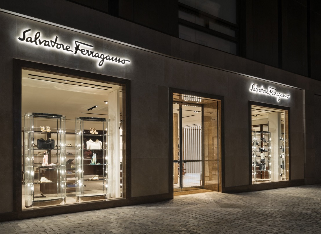 Late shops. Salvatore Ferragamo магазин. ТЦ галерея Salvatore Ferragamo. Сальваторе Феррагамо магазин вывеска. Штаб квартира Сальваторе Феррагамо.